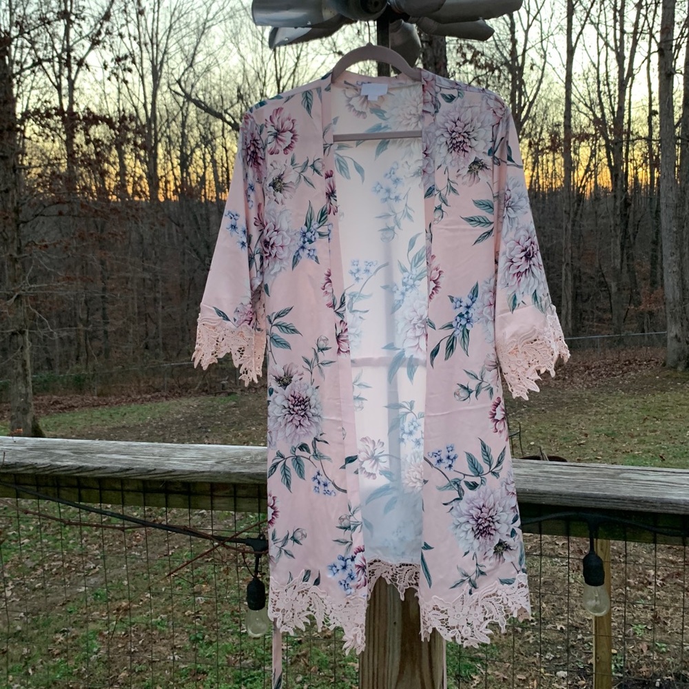 Le Rose Parisian Fleur Lace Trim Robe